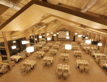 Зал ресторана из клееного бруса