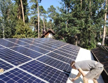 навіс з сонячними панелями